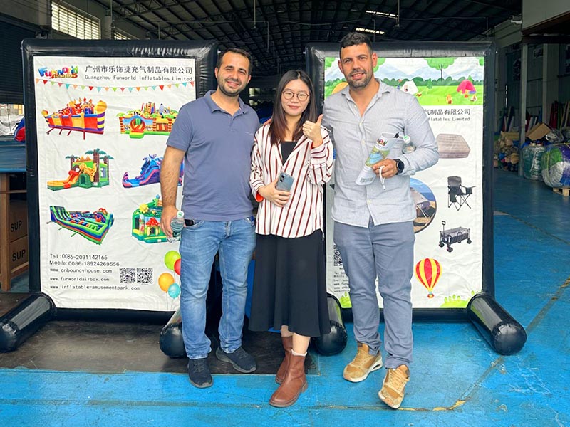 زيارة عميل من إسبانيا لشركة Guangzhou Funworld Inflatables Limited في 20 مارس 2025