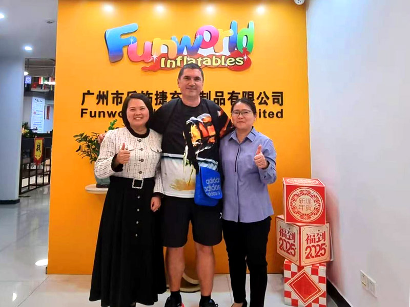 قام عميل كرواتي بزيارة شركة Guangzhou Funworld Inflatables Limited في 26 مارس 2025
