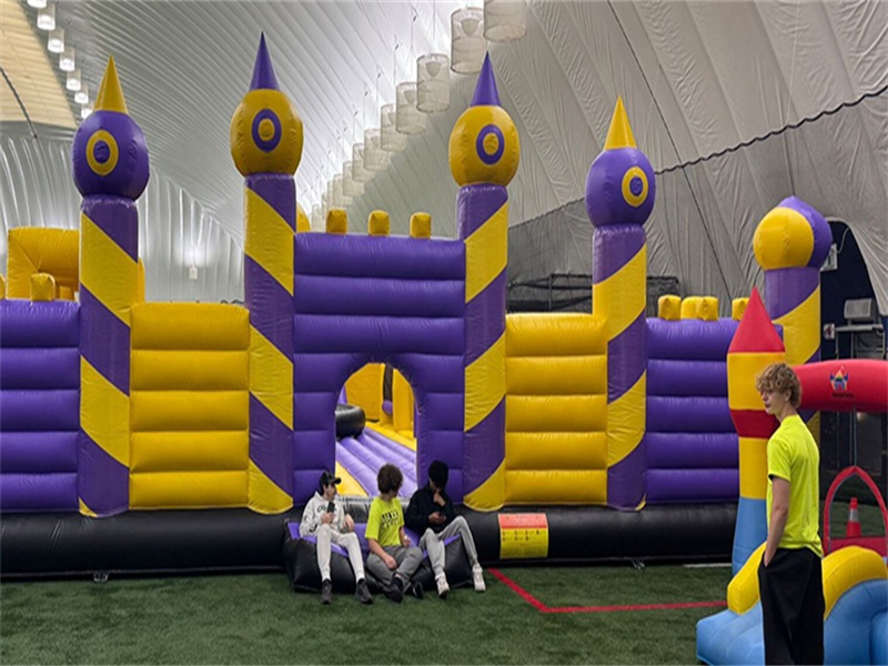 منزلق قابل للنفخ تجاري كبير في ألمانيا