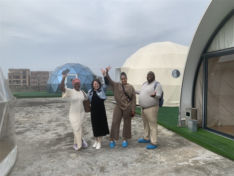 تجذب خيام الزفاف البيضاء الكبيرة في الهواء الطلق عملاء جنوب إفريقيا بدعم من قوة مصنعنا للتوسع في السوق الأفريقية