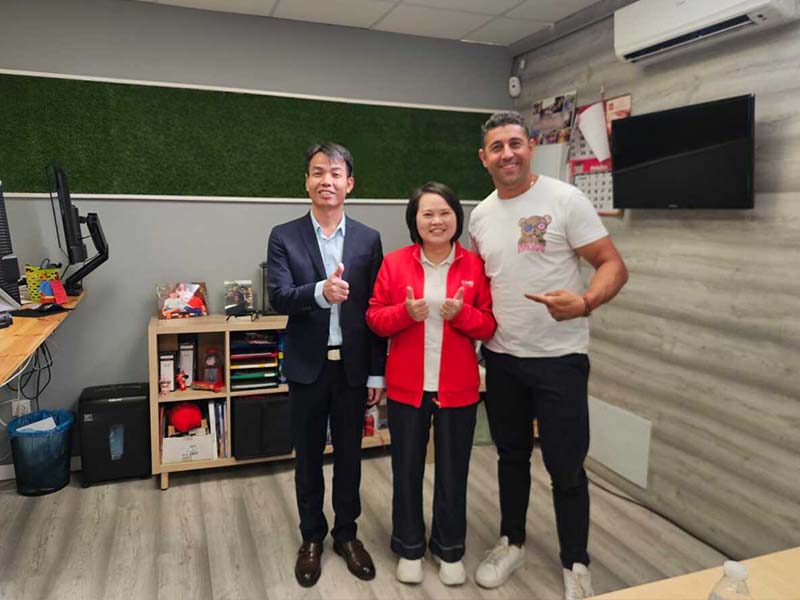 زيارة للعملاء في إسبانيا. حفلة أطفال في الفناء الخلفي مع زلاجة مائية قابلة للنفخ.