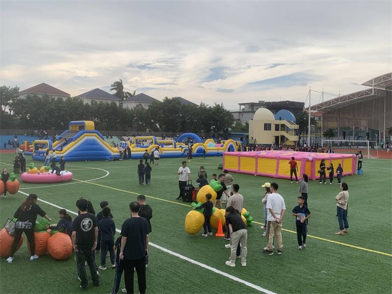 مشروع كرنفال قلعة القفز القابلة للنفخ من شركة فن وورلد