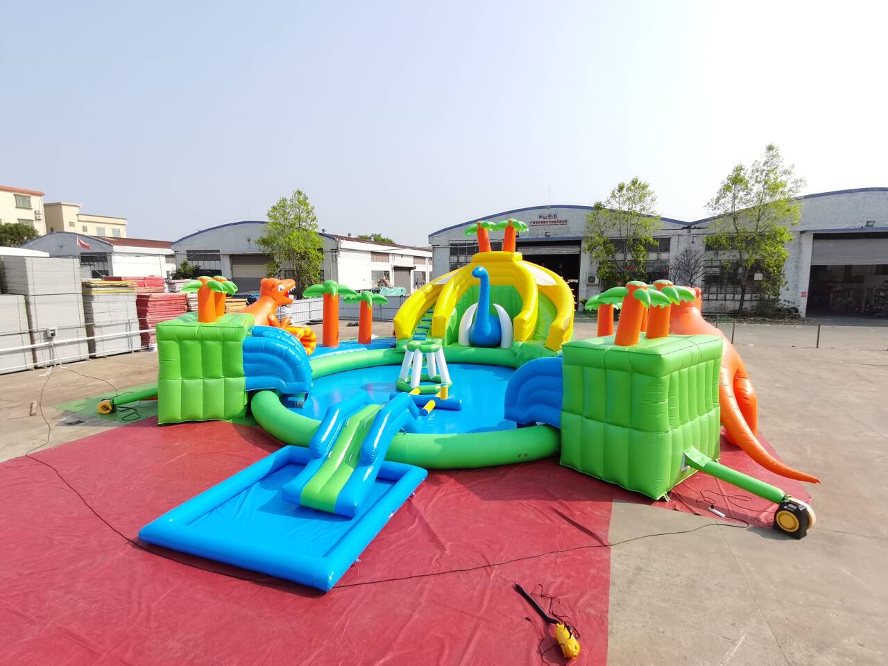 مغامرة ديناصورات مائية: حديقة مائية قابلة للنفخ مستوحاة من عصور ما قبل التاريخ